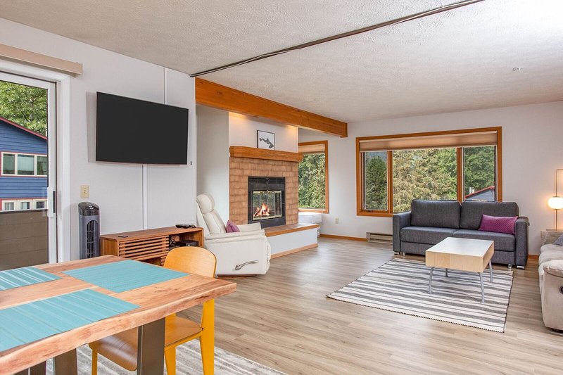Girdwood condo w wood burning fireplace & balcony w mtn 2d