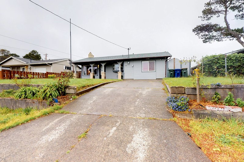 Dog friendly house w gas fireplace walk to Nye Beach 49