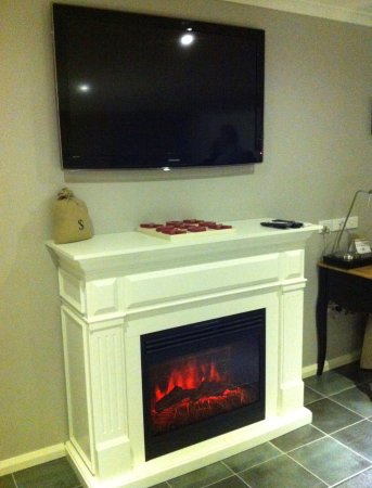 Amazing Eletric fire place and massive LCD screen in the amazing eletric fire