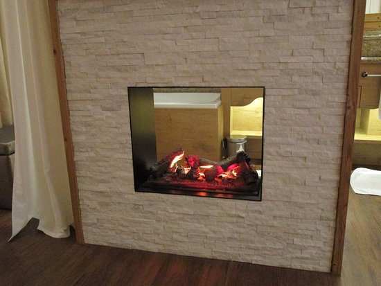 Elektrischer Kamin in der Kuschelsuite Bild von Relais elektrischer kamin in