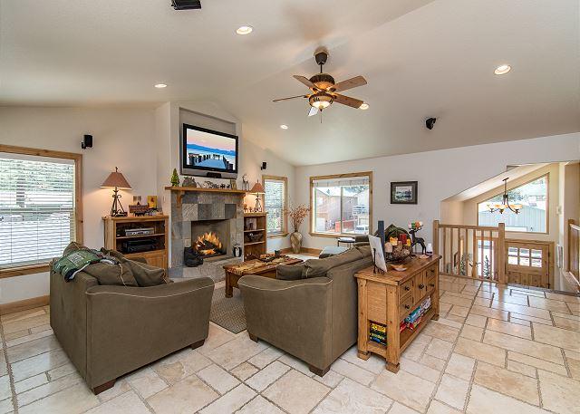 3BR Custom House w Fireplace Heated Floors & Horseshoes a5