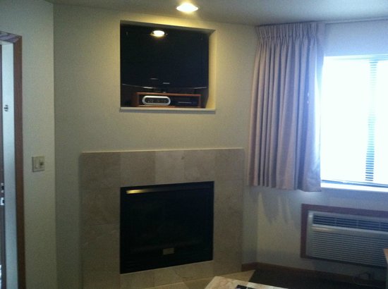 Fireplace and TV Picture of Timber Ridge Lodge & Waterpark timber ridge lodge waterpark