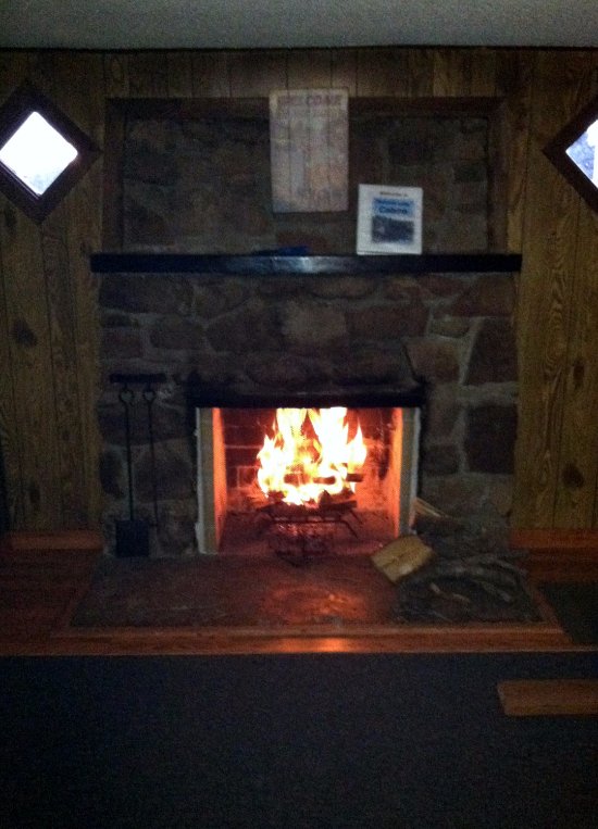 RAMONA LAKE CABINS Cottage Reviews & Price parison Red fireplace cabin 4