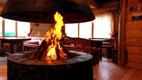 Our unique fireplace in the middle of the room Picture casa dacilor