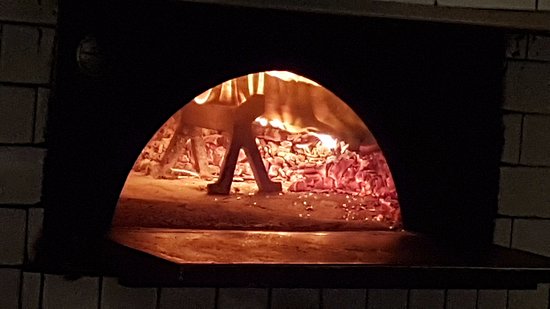 Pizzas all cooked as you wait in their 800 degree oven Gets pizzas all cooked as