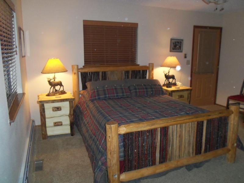 Mountain Chalet sleeps 10 hot tub fireplace sledding d6