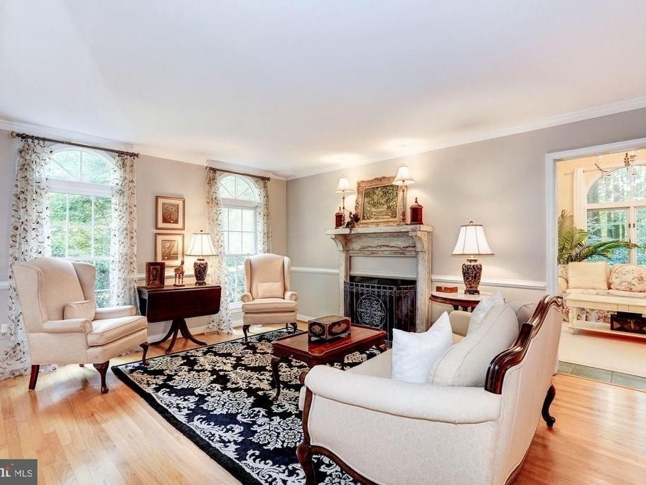 Dramatically Designed $999K Fairfax Home Exudes Elegance c8ebd58ad b038ea2e1ff63ea8l m6od w1024 h768