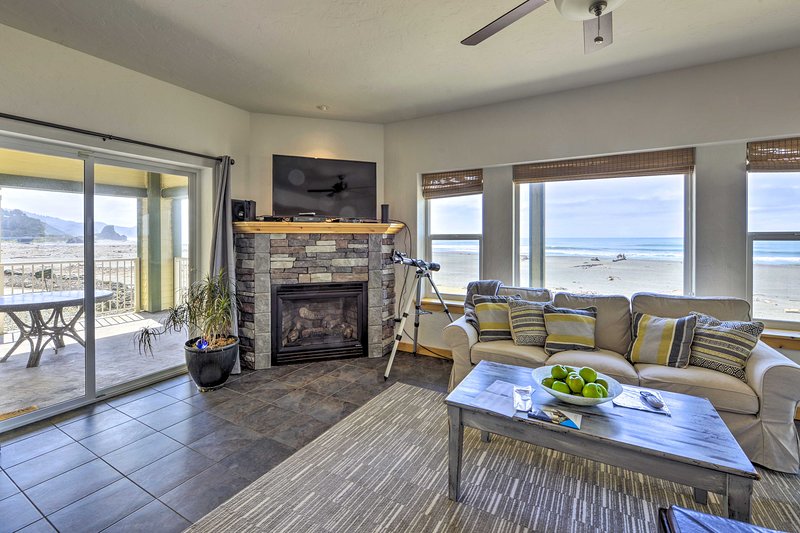 Floor to Ceiling Fireplace New New Oceanfront Gold Beach Home W Hot Tub & Deck Updated
