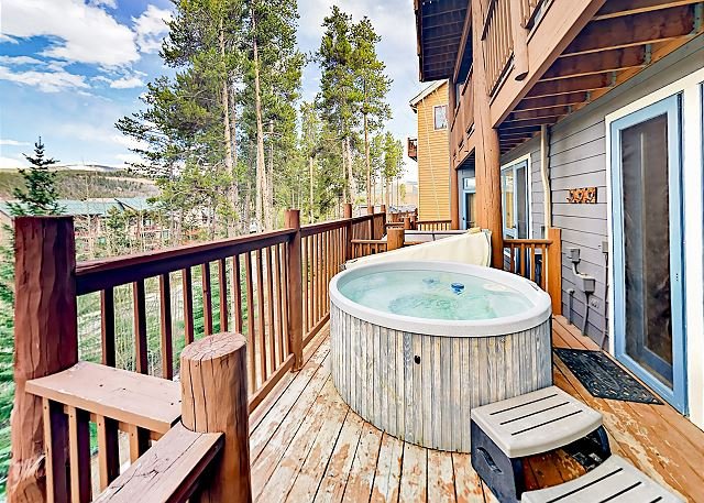 4BR 4BA w Private Hot Tub 2 Fireplaces Deck & Balcony 21