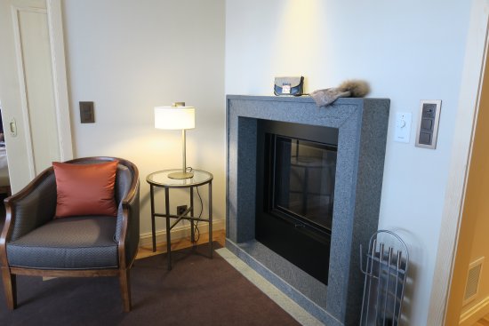 Hotel Room with Fireplace Beautiful Fireplace In the Living Room area Of the Suite Bild Von