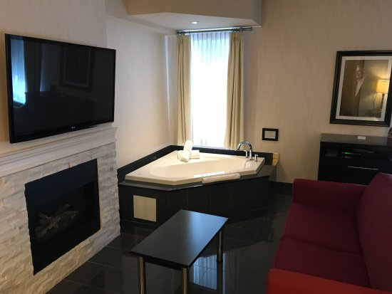 Hotel with Fireplace and Jacuzzi In Room Luxury Fireplace Jacuzzi Tub with Large Couch and Coffee Table