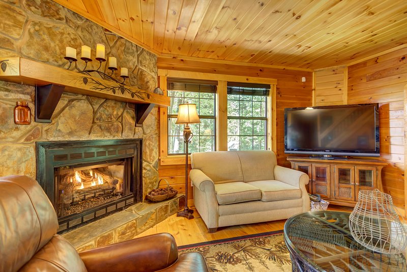 NEW LISTING Mountain home w patio firepit fireplace 1b