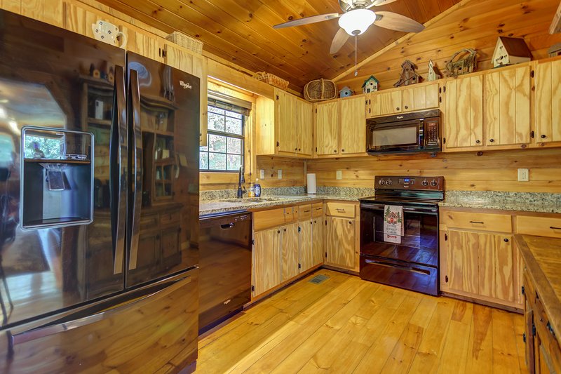 NEW LISTING Mountain home w patio firepit fireplace 0d