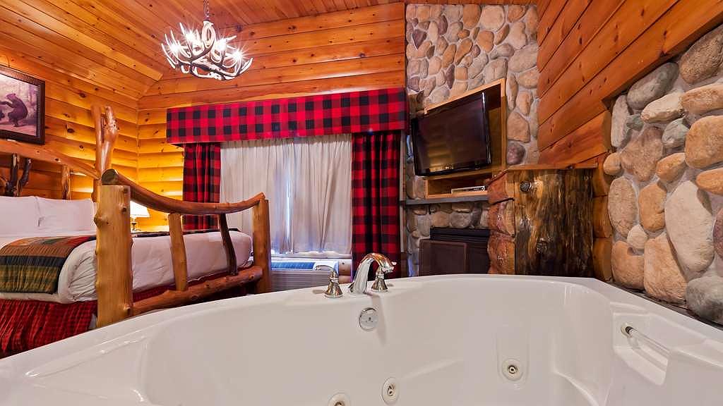 Romantic Getaways with Jacuzzi and Fireplace Beautiful Hotel In south Portland