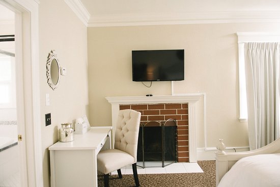 Carriage House 2 Decorative fireplace Smart TV and Mini carriage house 2 decorative