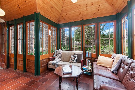 Sunroom library board games Bild von Victoria House board games
