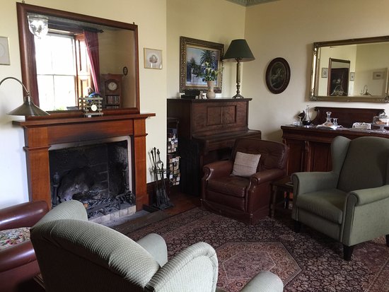 Sunroom library board games Bild von Victoria House guest lounge showing
