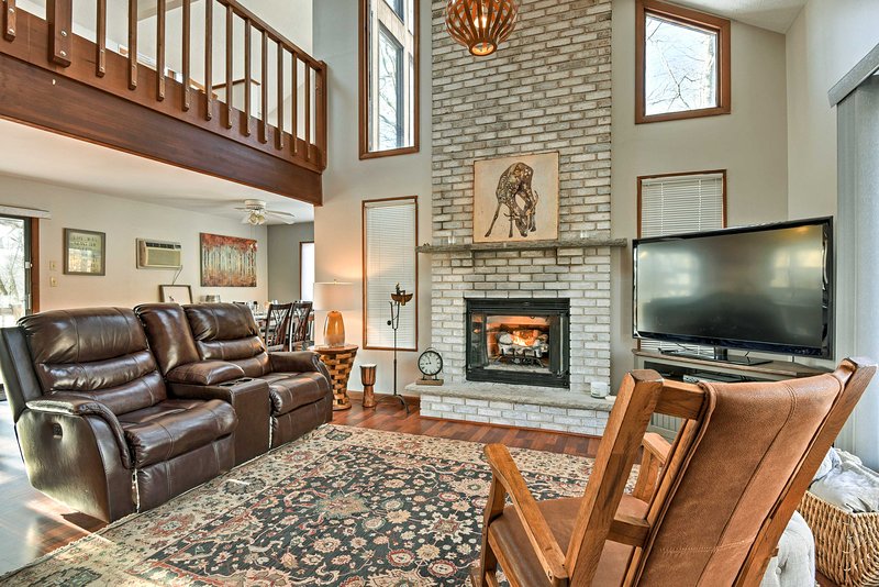 Poconos Home w Fire Pit Hot Tub Deck & Grill UPDATED 0d