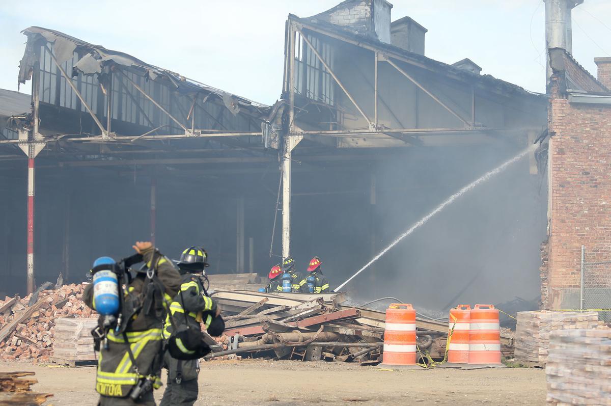 Blaze Fireplace Best Of Davenport Firefighters Battle Blaze at Old Warren & Pany