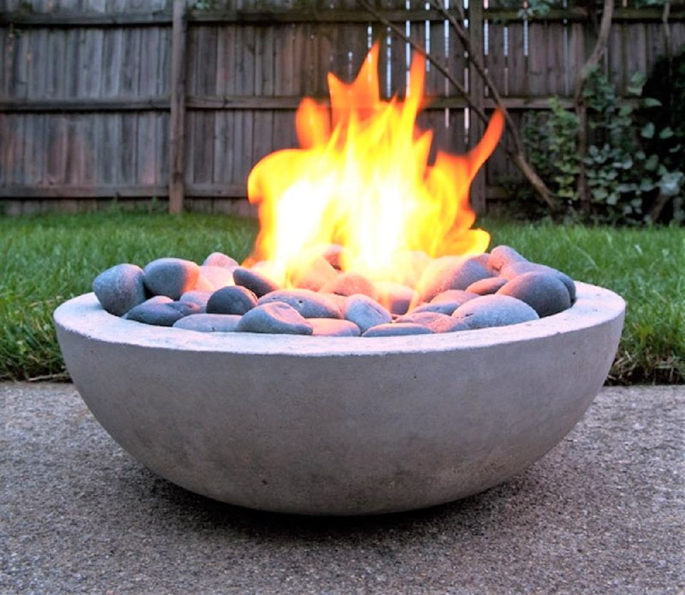 10 DIY Backyard Fire Pits DIYConcreteFirepit cf53df78c537b356be3