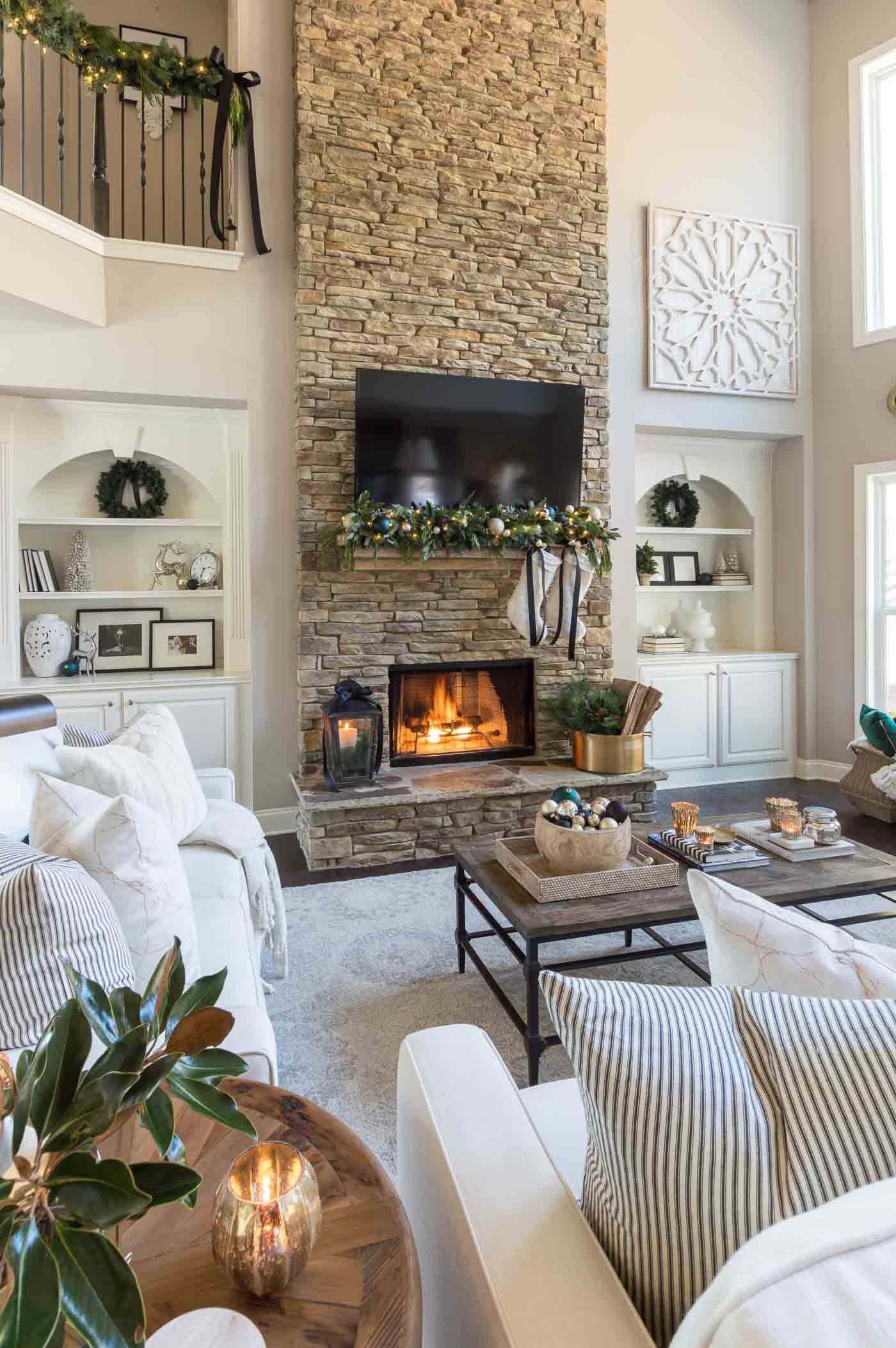 Simple and elegant Christmas decorations in the living room 5f0dc761f5d547cf6ce204cd1a72bc56