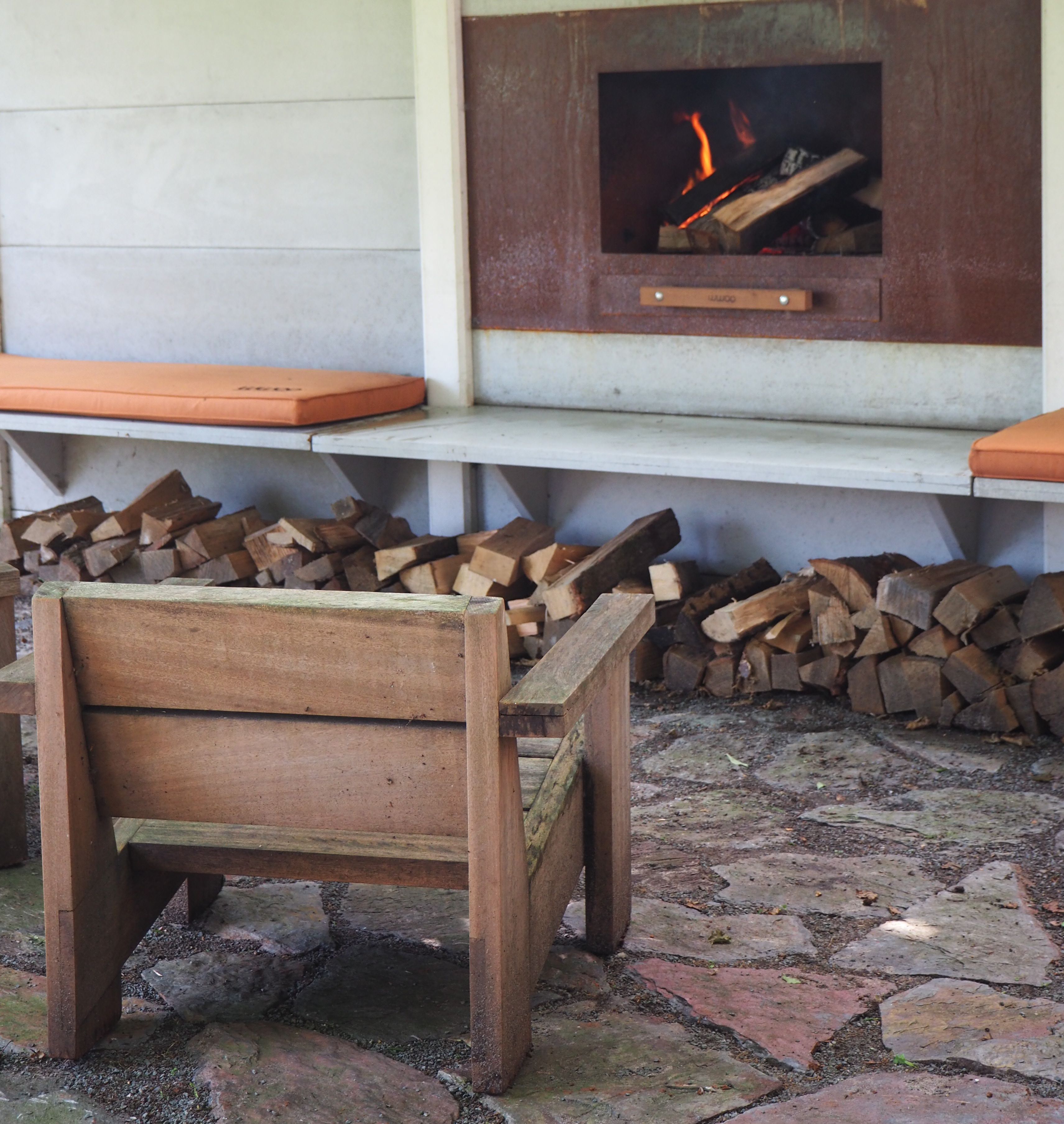 WWOO outdoor living room with an integrated fireplace and 018ee5faa13e3e958d121b5cdad9aeab