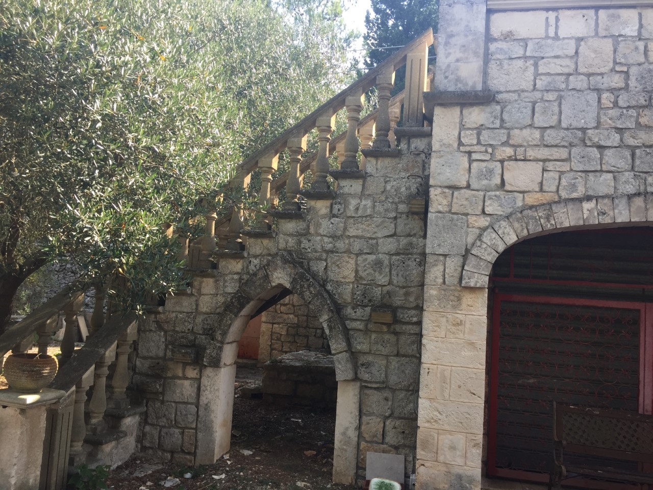 Altes und historisches Herrenhaus komplett aus Stein 24