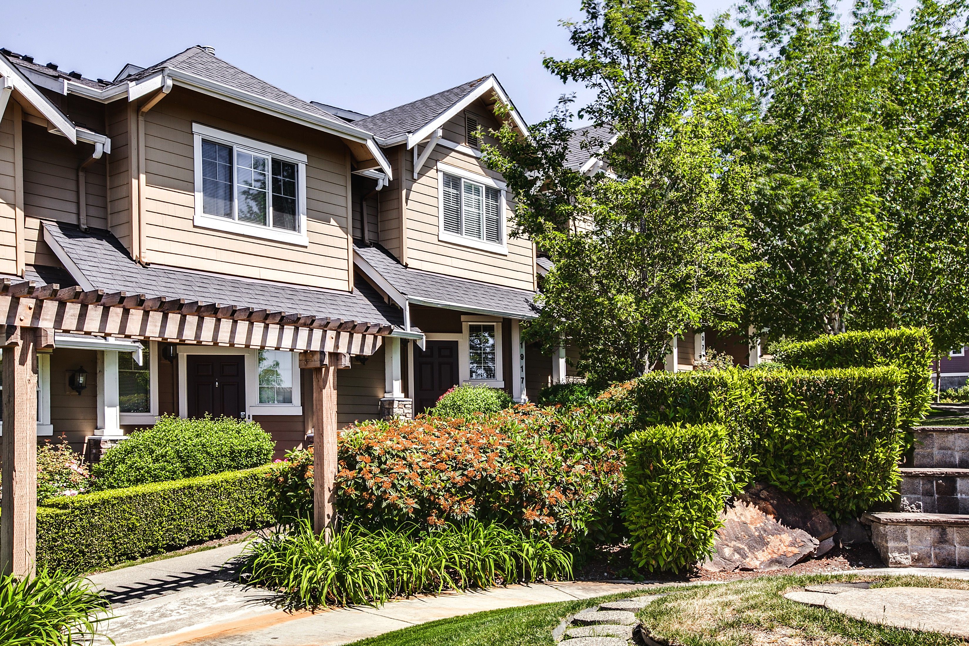 $475 000 Incredible townhome located in the quaint & sought 7b160d712d6fd c21b0a6e254