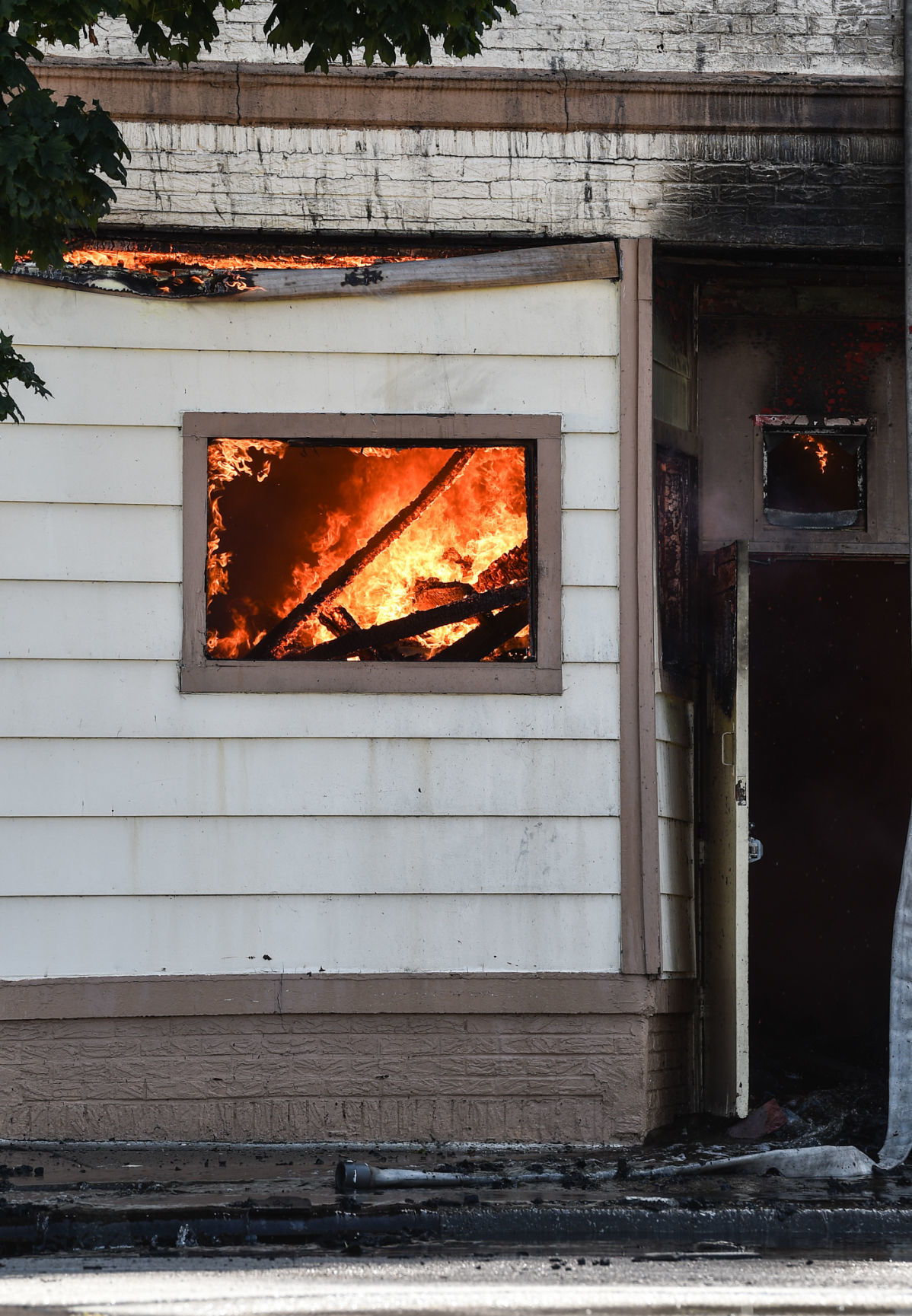 Stubborn fire takes down two East Moline downtown businesses 5d bf2age