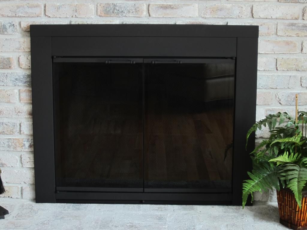 Spray painting a fireplace screen black IMG 4658
