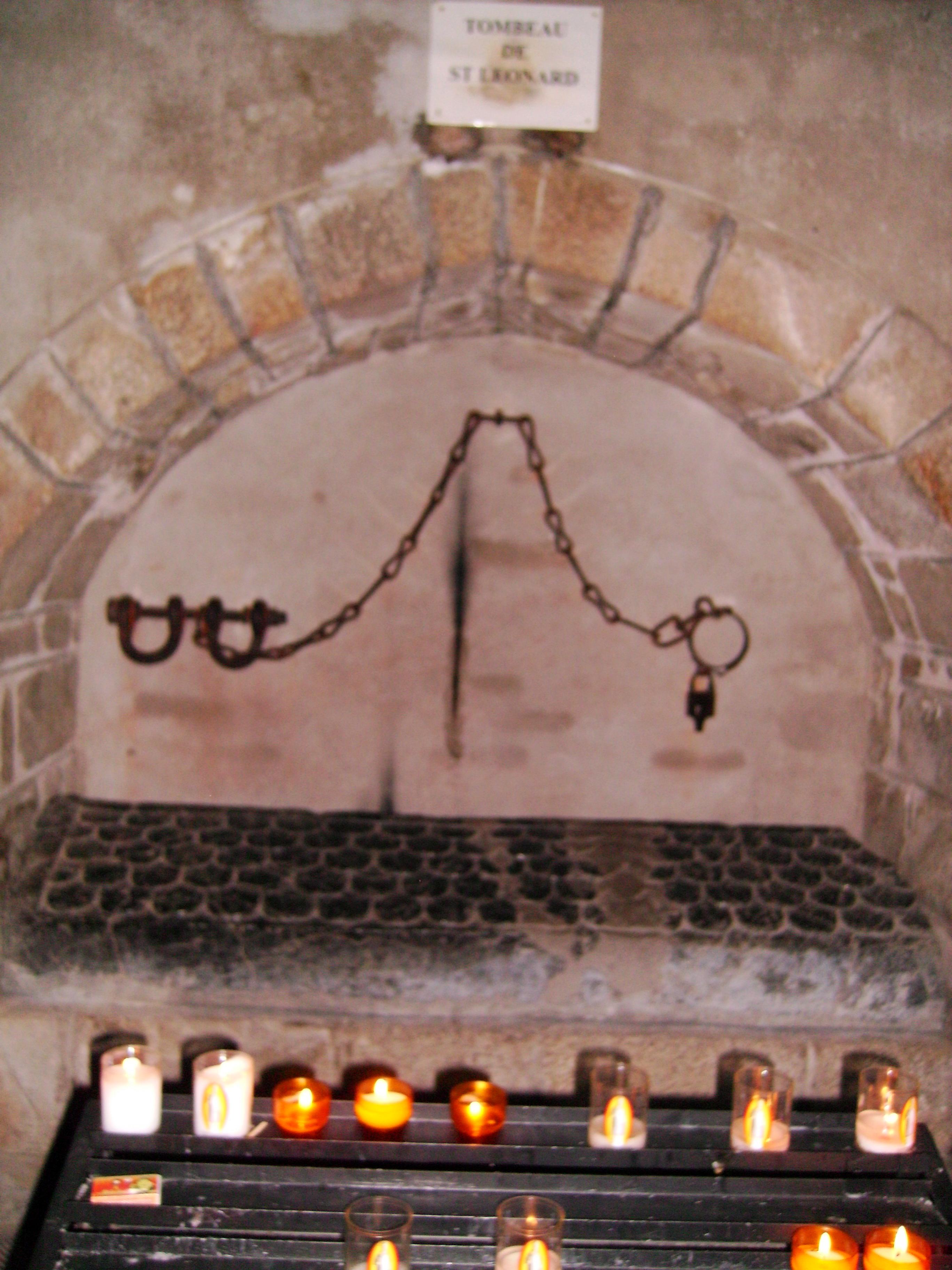 File Tomb of St Leonard 01 JPG Wikimedia mons Tomb of St Leonard 01 JPG