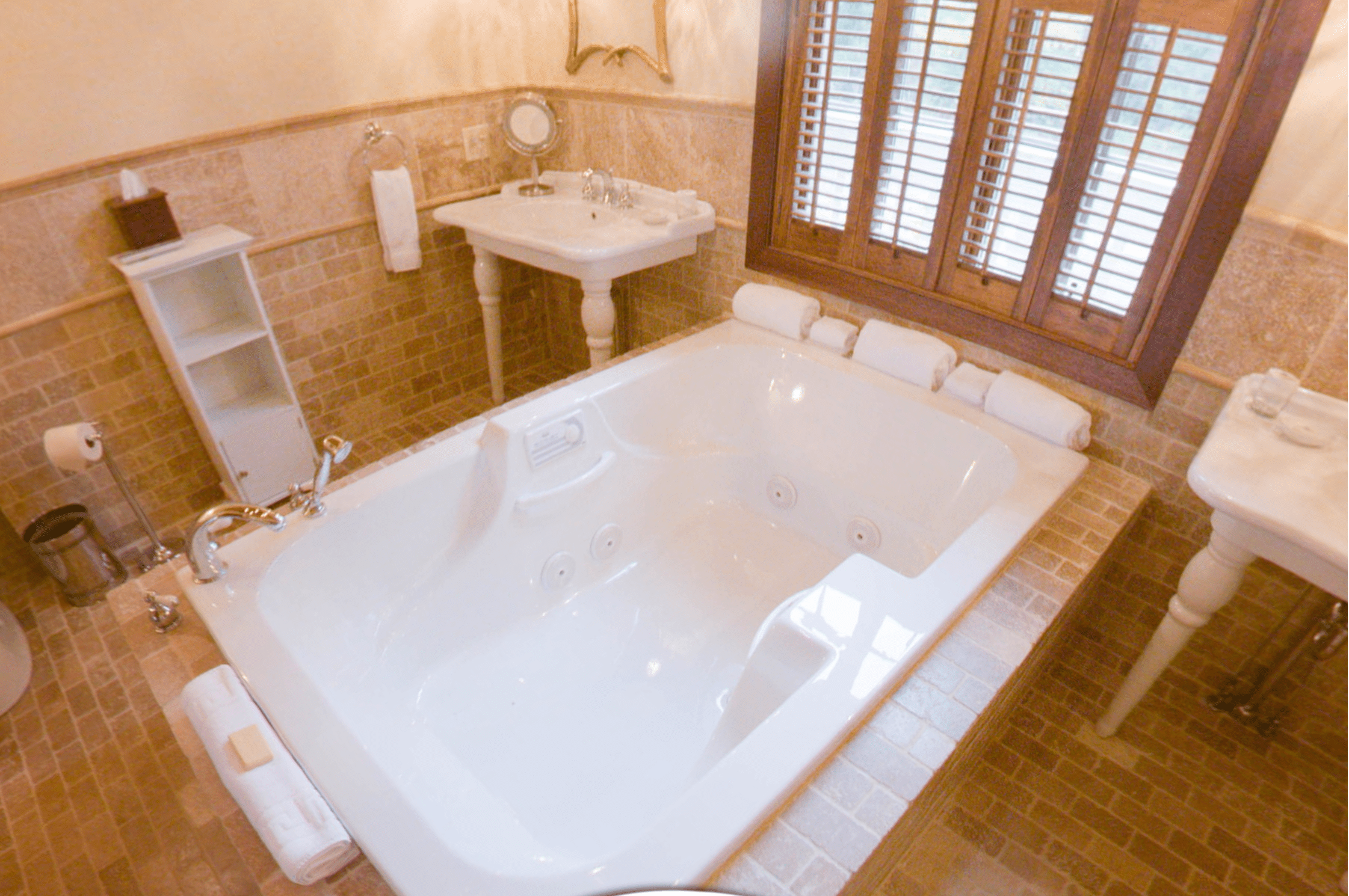 Poconos Hotels with Jacuzzi and Fireplace Awesome Hotels with Big Bathtubs for Traveling Couples