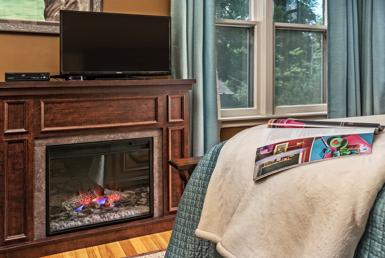 Relaxing Fireplace Elegant Silver Heart Inn & Cottages Prices & B&b Reviews