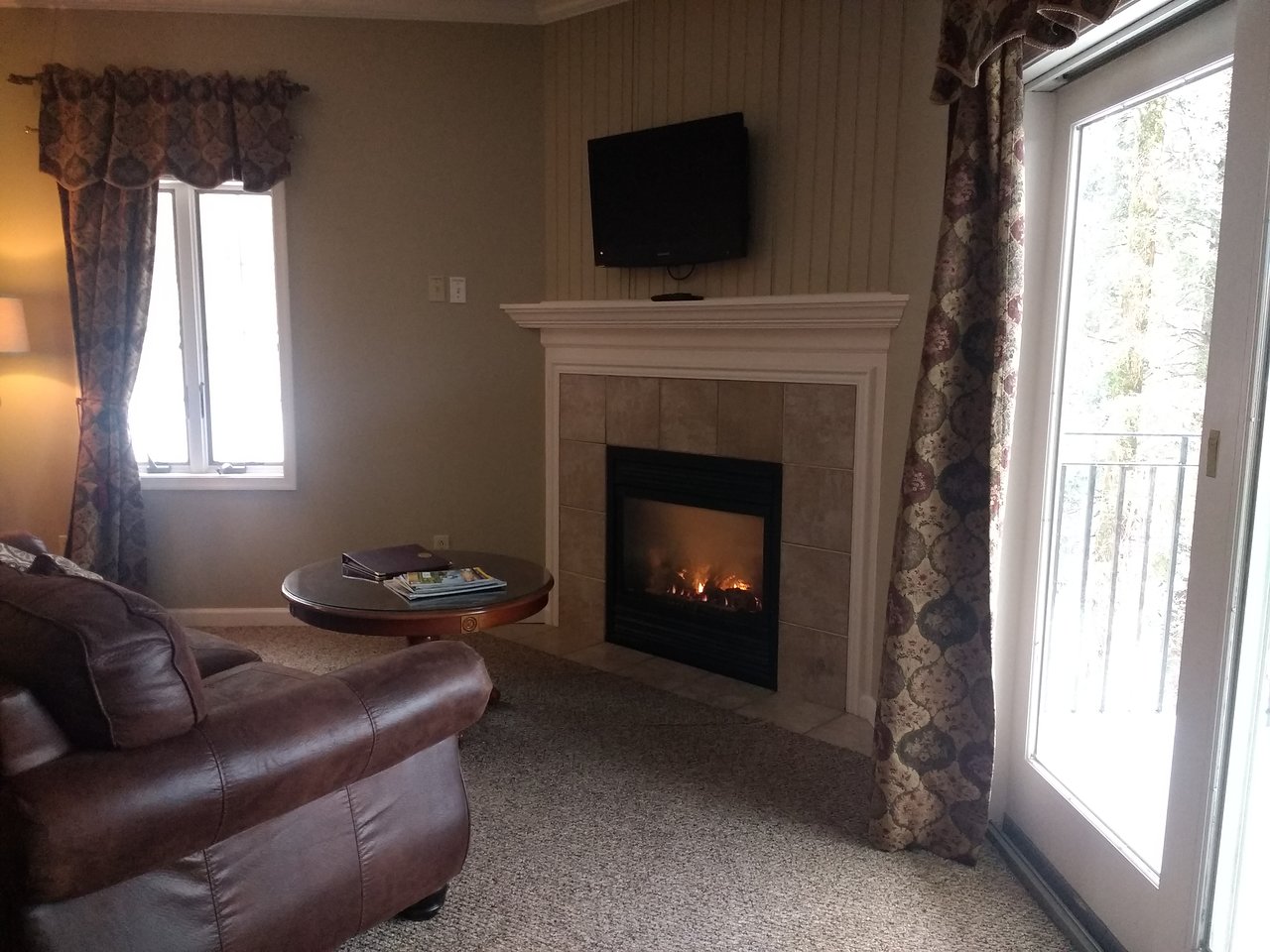The French Manor Inn and Spa Pool & Reviews fireplace switch on the
