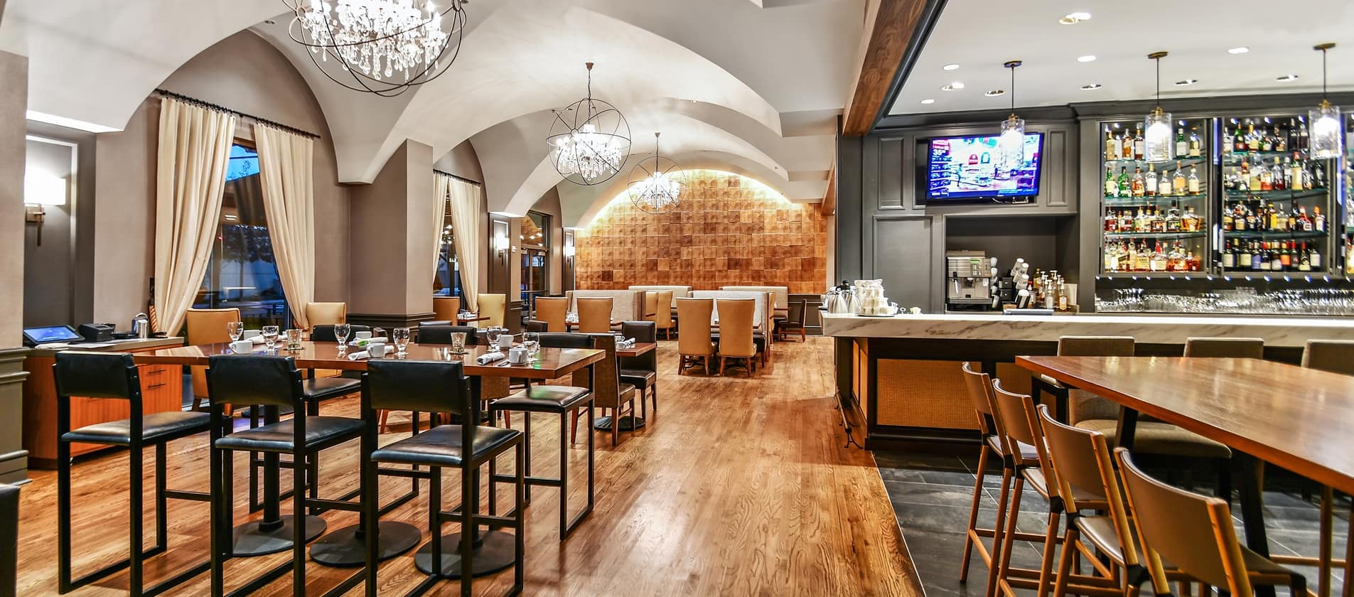 Hilton Dallas Park Cities Dining in Dallas HH grainrestwoods001 22 1905x840 FitToBoxSmallDimension Center
