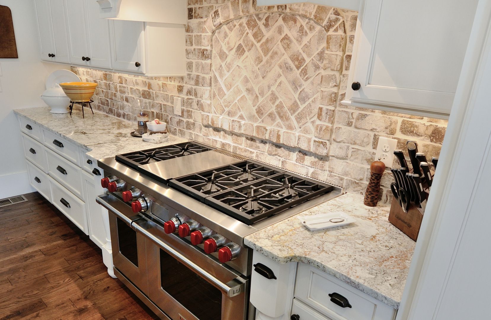 Kitchen with Brick Backsplash Inspirational 70 Granite Veneer Countertops Kitchen Cabinets