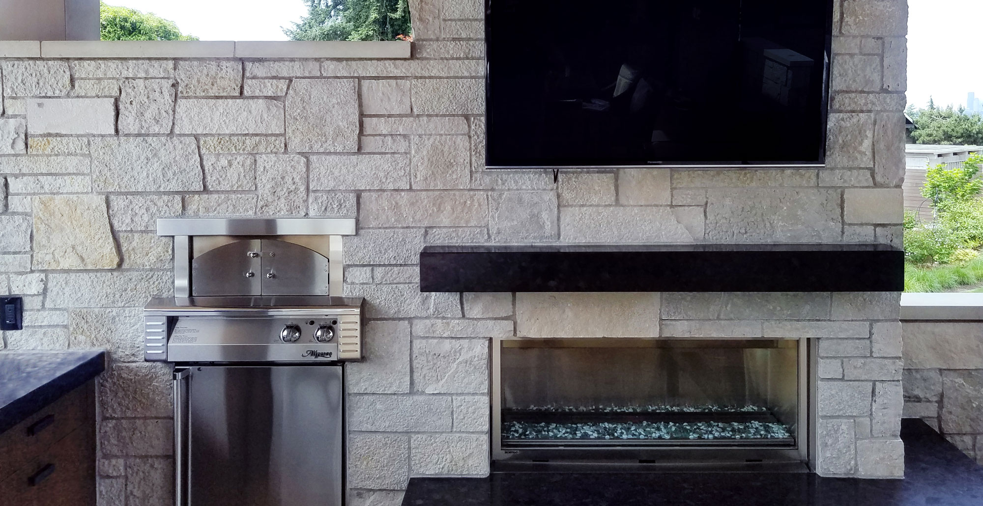 Modern Outdoor Fireplace Stone Veneer Exterior Facade Tight Joint Stacked Stone Sawn Masonry Look HERO 1280x660 41cc